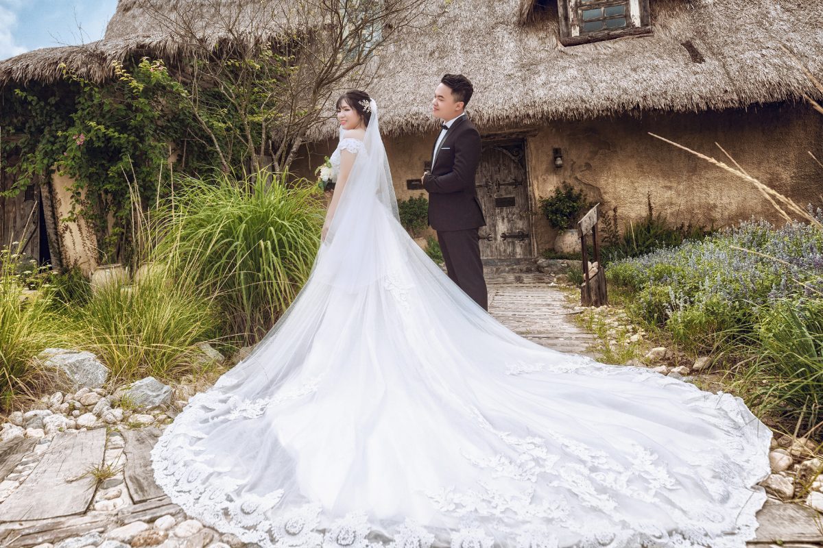 Femme en robe de mari&eacute;e
